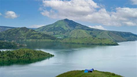 Il Lago Toba: Un Gigante Misterioso e Un Paradiso Naturale!