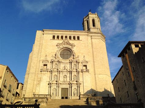 La Catedral de Santa Cruz en Girón! Un gioiello architettonico con un passato movimentato