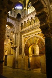 Il Mezquita di Cordova: Una meraviglia architettonica che sfiderà la tua immaginazione!